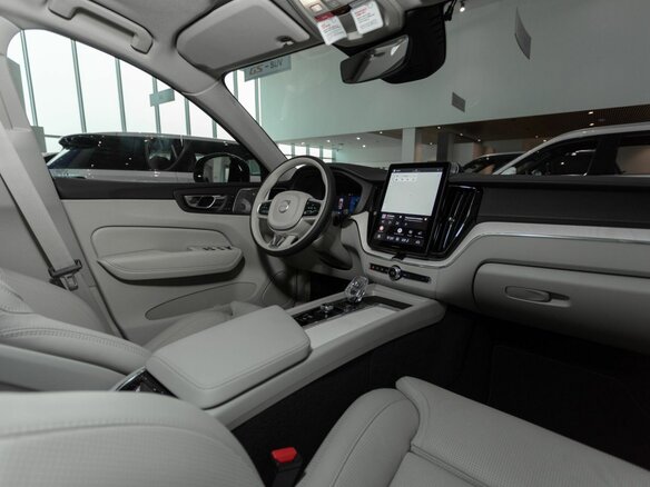 2026 Volvo XC60 II Рестайлинг 2, серый - вид 10