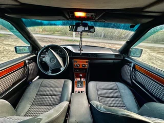 1993 Mercedes-Benz E-Класс 220 I (W124), чёрный, 430000 рублей, вид 3