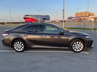 2020 Toyota Camry VIII (XV70), коричневый, 3000000 рублей, вид 5