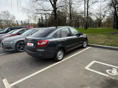 2025 Lada (ВАЗ) Granta I Рестайлинг, серый, 967000 рублей, вид 4