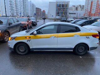 2017 Kia Rio III Рестайлинг, белый, 850000 рублей, вид 5