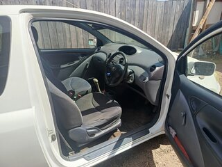 2002 Toyota Vitz I (P10), белый, 350000 рублей, вид 4