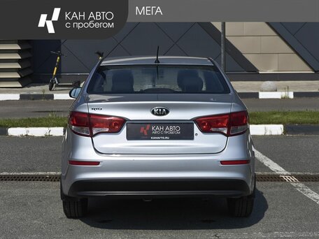 2016 Kia Rio III Рестайлинг, серебристый, 880000 рублей, вид 4
