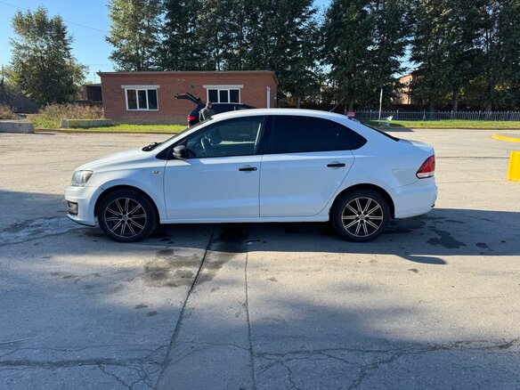 2016 Volkswagen Polo V Рестайлинг, белый, 900000 рублей - вид 6