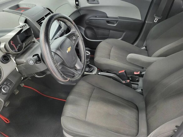 2013 Chevrolet Aveo II, серебристый - вид 17