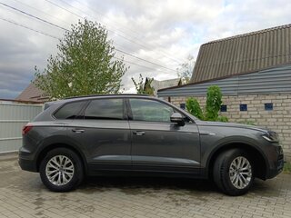 2021 Volkswagen Touareg III, серый, 7200000 рублей, вид 3