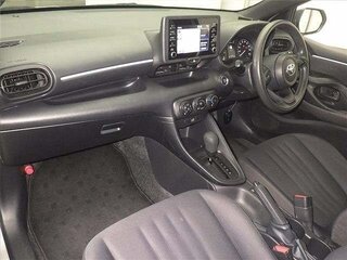 2020 Toyota Yaris IV, серебристый, 900000 рублей, вид 4