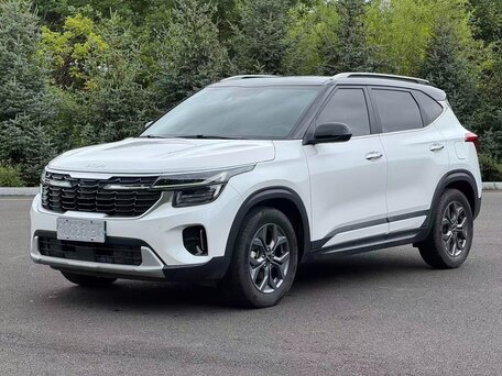 2023 Kia Seltos I Рестайлинг, белый, 1960000 рублей, вид 1