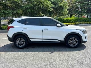 2023 Kia Seltos I Рестайлинг, белый, 1950000 рублей, вид 5