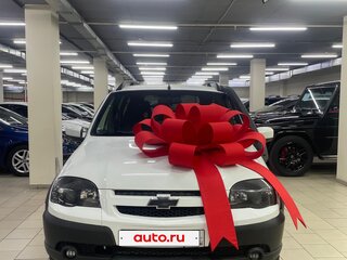 2018 Chevrolet Niva I Рестайлинг, белый, 850000 рублей, вид 2