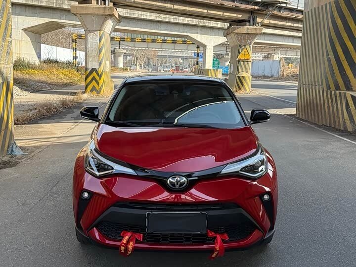 Открыть фотографии: Toyota C-HR I Рестайлинг