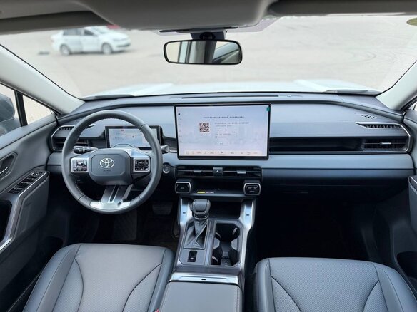 2025 Toyota RAV4 VI (XA60), белый, 4400000 рублей - вид 6