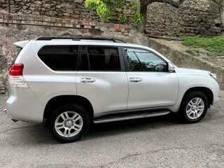 2011 Toyota Land Cruiser Prado 150 Series, серебристый, 2700000 рублей, вид 4