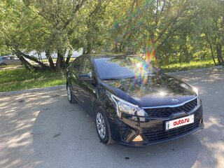 2021 Kia Rio IV Рестайлинг, чёрный, 1980000 рублей, вид 3