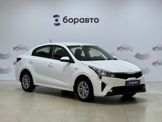 2021 Kia Rio IV Рестайлинг, белый, 1650000 рублей, вид 3