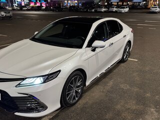 2023 Toyota Camry VIII (XV70) Рестайлинг, белый, 3550000 рублей, вид 3