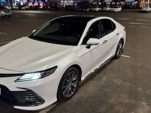 2023 Toyota Camry VIII (XV70) Рестайлинг, белый, 3550000 рублей - вид 2