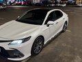 2023 Toyota Camry VIII (XV70) Рестайлинг, белый, 3550000 рублей - вид 2