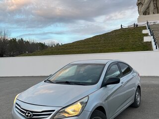 2014 Hyundai Solaris I Рестайлинг, серебристый, 590000 рублей, вид 2