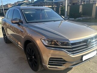 2018 Volkswagen Touareg III, бежевый, 4500000 рублей, вид 1