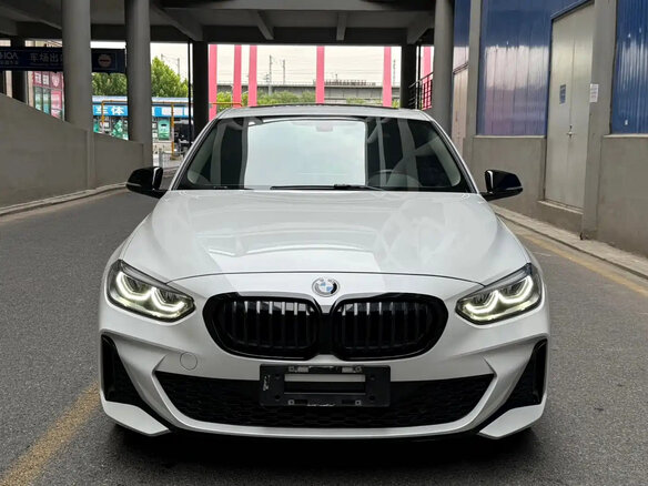 2023 BMW 1 серии 120i III (F52) Рестайлинг, белый, 1820275 рублей - вид 1