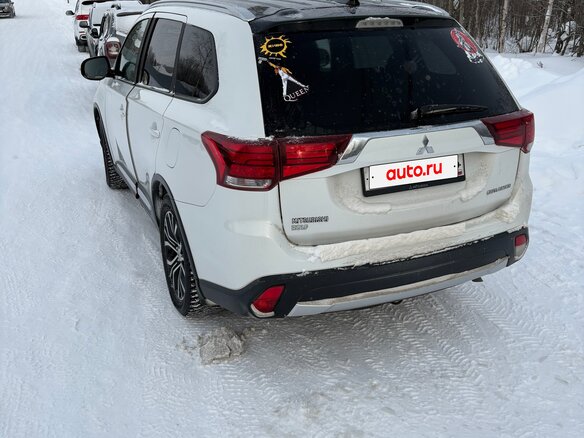 2017 Mitsubishi Outlander III Рестайлинг 2, белый, 1950000 рублей - вид 3