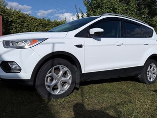 2017 Ford Kuga II Рестайлинг, белый, 1870000 рублей, вид 3