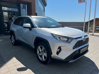 2021 Toyota RAV4 V (XA50), серебристый, 2920000 рублей, вид 3