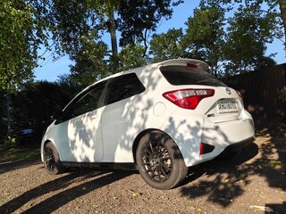 2017 Toyota Yaris III Рестайлинг 2, белый, 1520000 рублей, вид 4