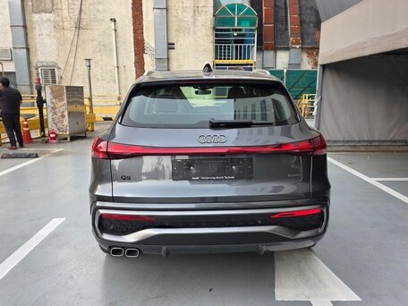 2026 Audi Q5 40 TDI III (GU), серый, 6990000 рублей, вид 5