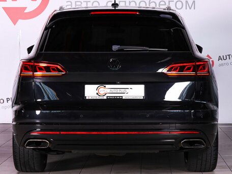 2019 Volkswagen Touareg III, чёрный, 4099000 рублей, вид 4