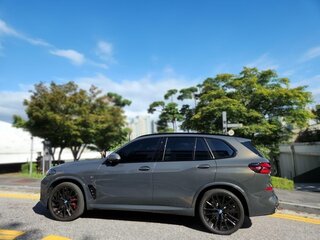 2024 BMW X5 50e IV (G05/G18) Рестайлинг, серый, 12215340 рублей, вид 3