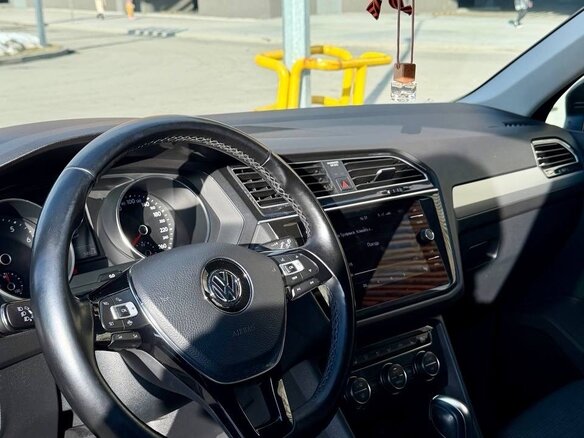 2019 Volkswagen Tiguan II, коричневый, 2500000 рублей - вид 3