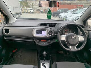 2014 Toyota Vitz III (XP130), красный, 890000 рублей, вид 4