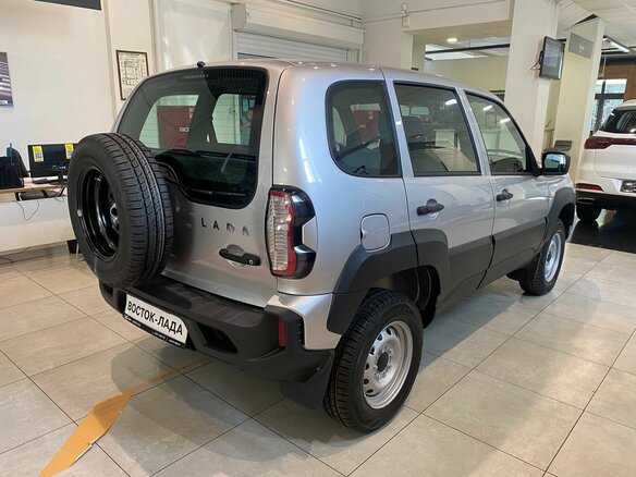 2025 Lada (ВАЗ) Niva Travel I, серебристый, 1383000 рублей - вид 3