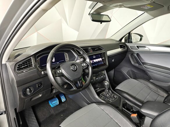 2020 Volkswagen Tiguan II, серебристый - вид 18