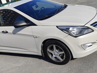 2015 Hyundai Solaris I Рестайлинг, бежевый, 790000 рублей, вид 1