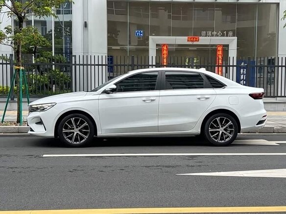 2022 Geely Emgrand II, белый - вид 2