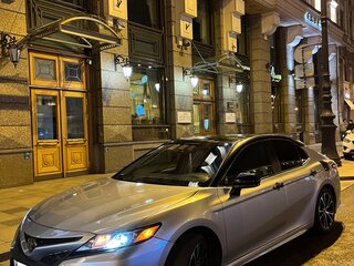 2017 Toyota Camry US Market VIII (XV70), серый, 2199000 рублей, вид 1