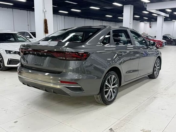 2022 Geely Emgrand II, серебристый - вид 3
