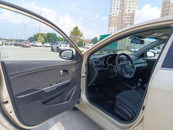 2015 Kia Rio III Рестайлинг, бежевый, 770000 рублей - вид 5