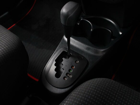 2017 Toyota Vitz III (XP130) Рестайлинг 2, чёрный, 950000 рублей - вид 16