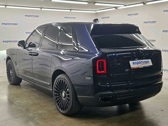 2023 Rolls-Royce Cullinan Black Badge I (Series I), синий, 47881000 рублей - вид 3