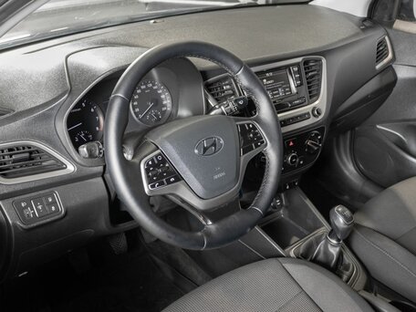 2018 Hyundai Solaris II, чёрный, 899700 рублей, вид 5