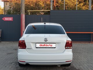 2018 Volkswagen Polo V Рестайлинг, белый, 1490000 рублей, вид 2