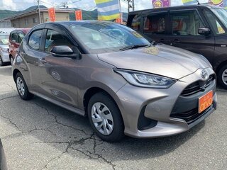 2023 Toyota Yaris IV, серый, 1150000 рублей, вид 3