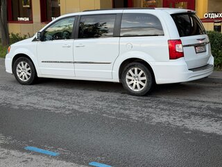 2014 Chrysler Town & Country V Рестайлинг, белый, 2000000 рублей, вид 5