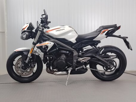 2021 Triumph Street Triple, белый, 699000 рублей, вид 5