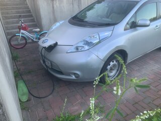 2011 Nissan Leaf I (ZE0/AZE0), серебристый, 1400000 рублей, вид 1