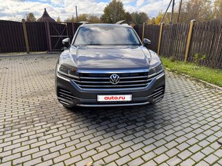 2019 Volkswagen Touareg III, серый, 5000000 рублей, вид 3